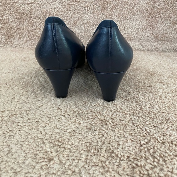 Easy Spirit Pumps - Picture 2 of 5